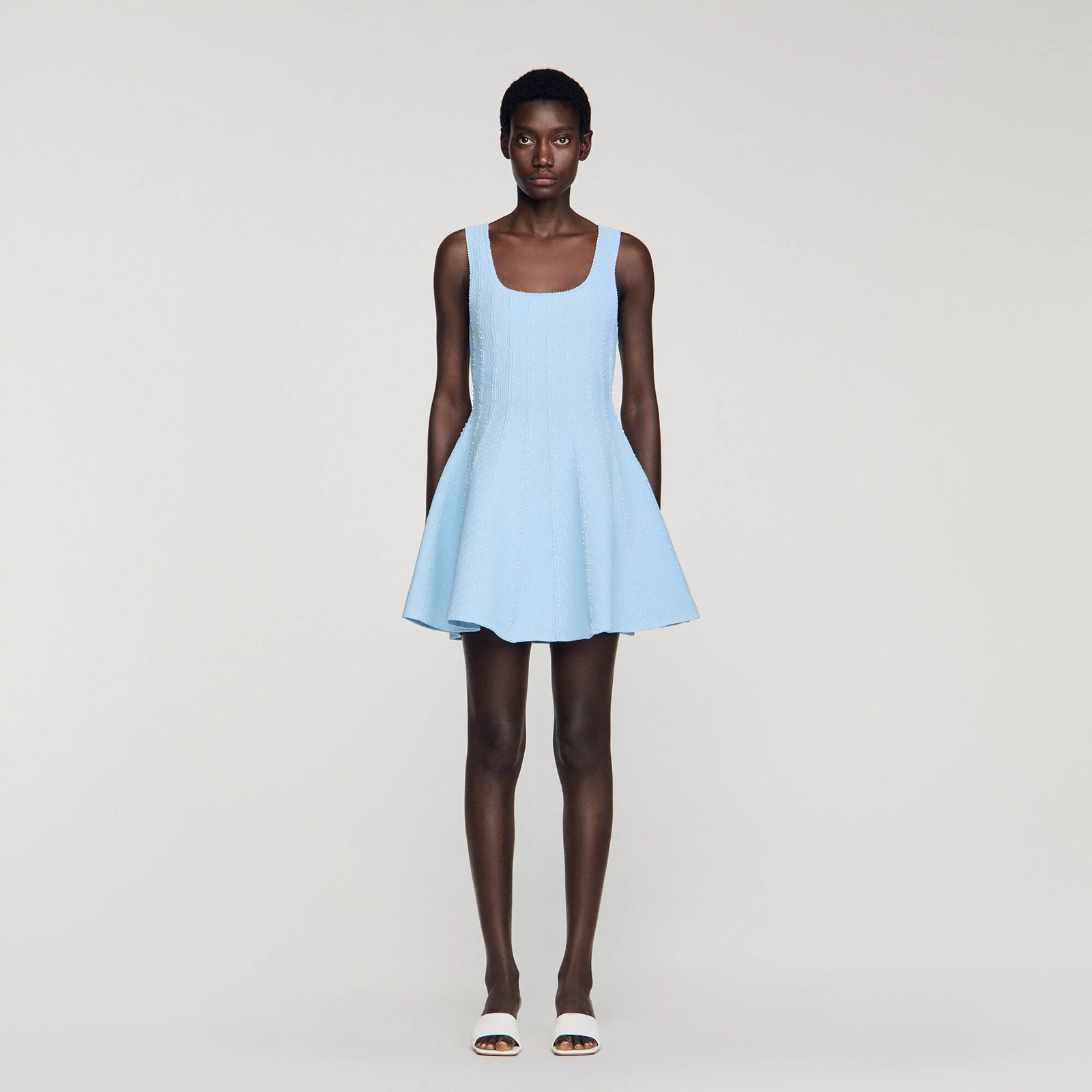 VESTIDO CORTO DE PUNTO CON PEDRERÍA